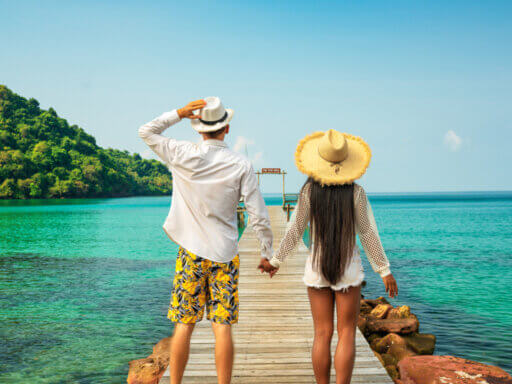 Paar steht am Steg in Thailand