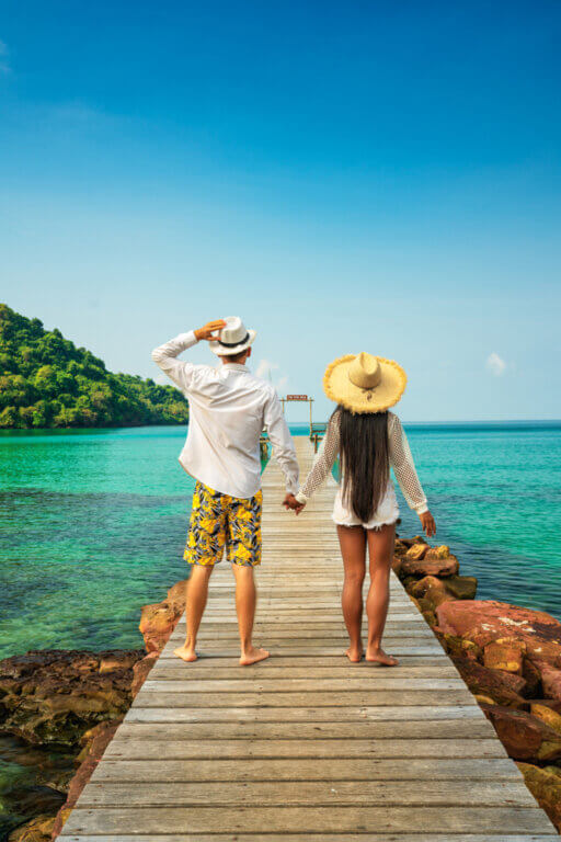 Paar steht am Steg in Thailand