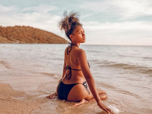Frau in Südafrika am Strand