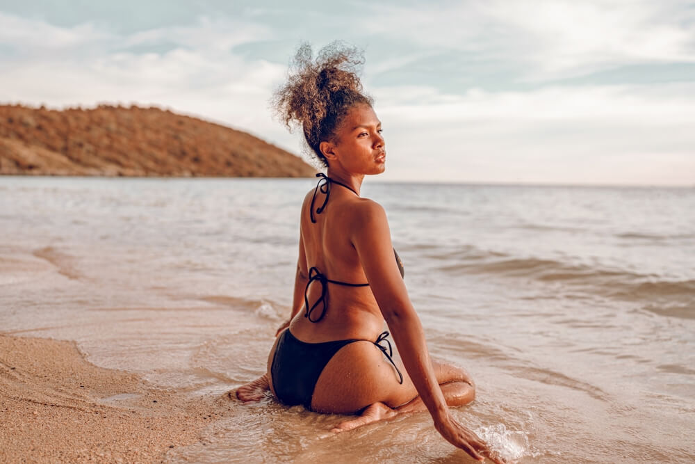 Frau in Südafrika am Strand