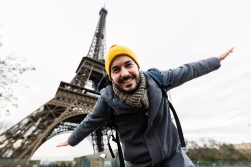 Mann beim Eiffelturm