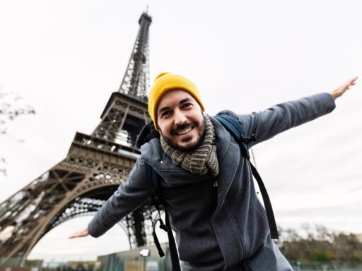 Mann beim Eiffelturm