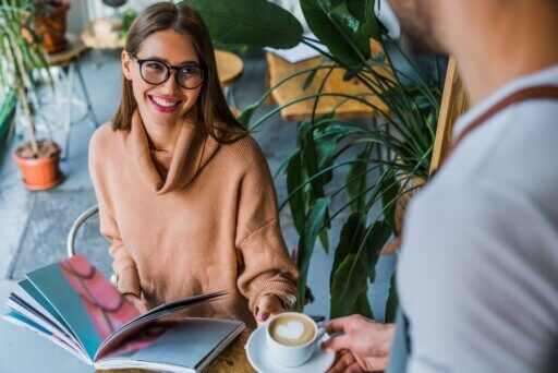 Ein Flirt im Café