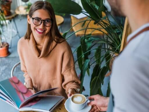 Ein Flirt im Café