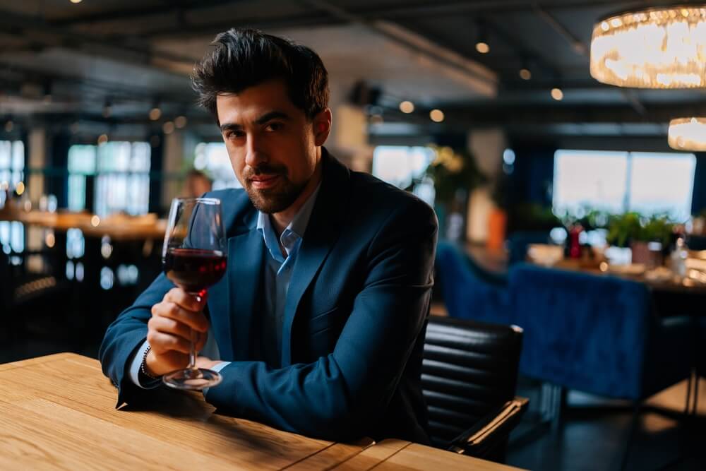 Mann im Restaurant mit einem Glas Rotwein