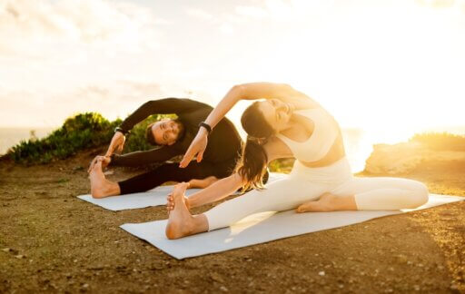 Paar macht Yoga im Freien