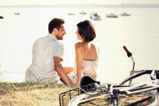 Sicherheitstipps - Paar beim Date am Wasser