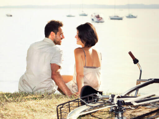 Sicherheitstipps - Paar beim Date am Wasser