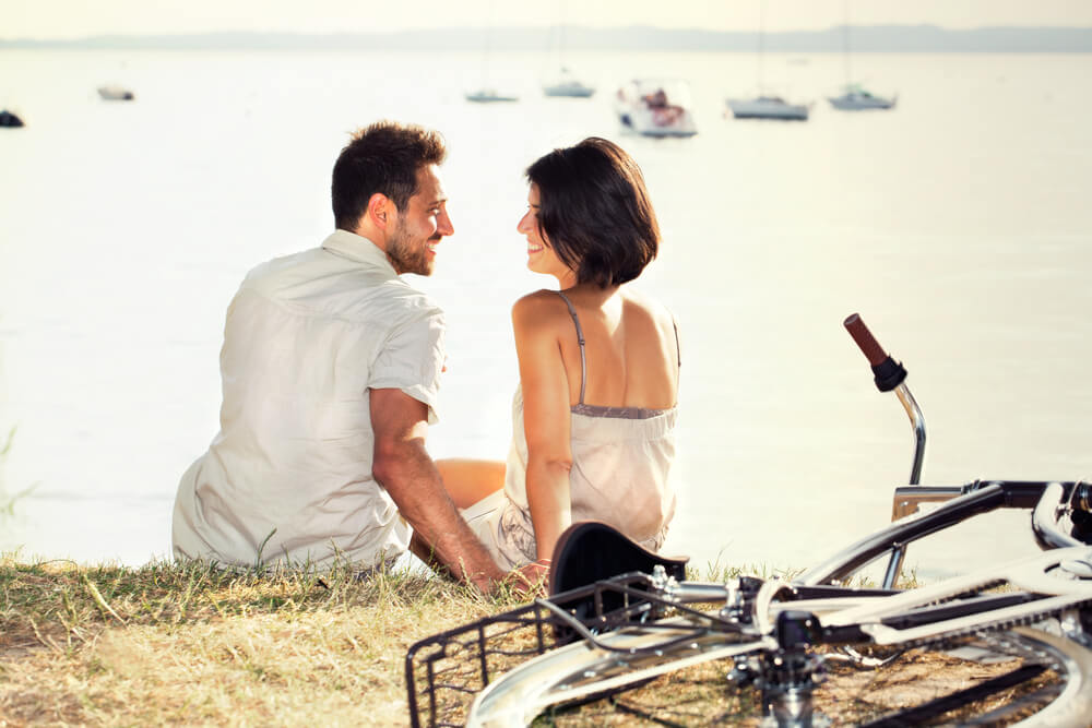 Sicherheitstipps - Paar beim Date am Wasser
