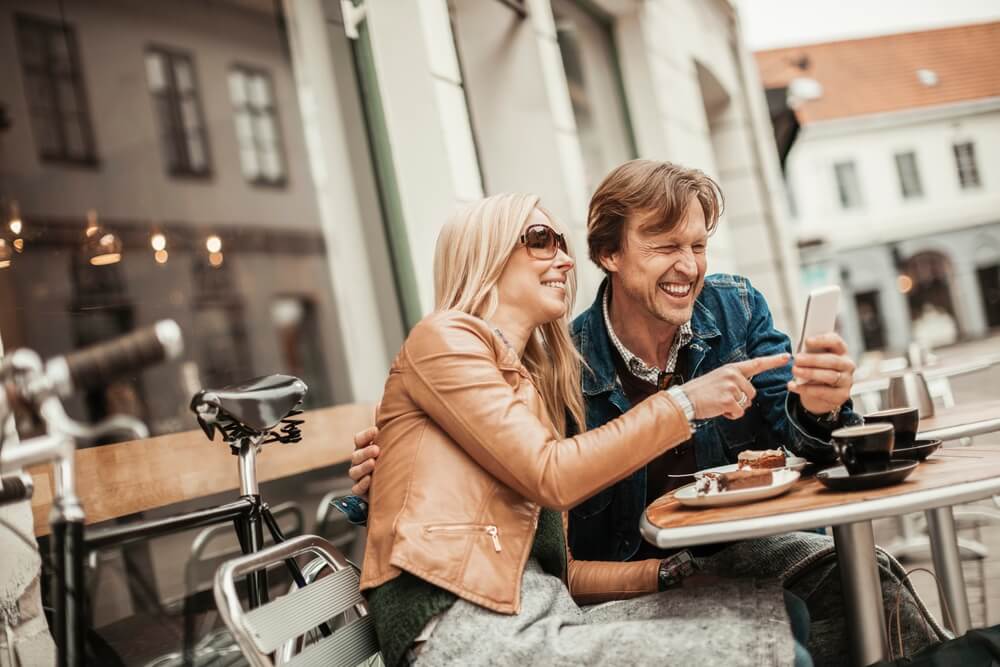 Paar hat Spaß im Cafe