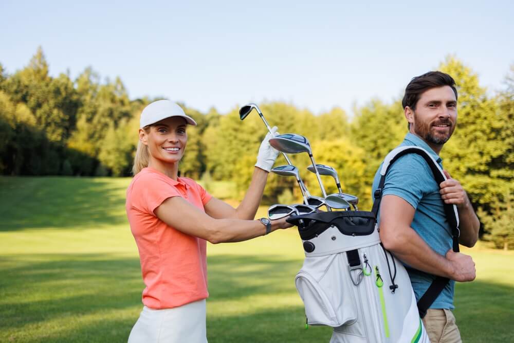 Paar mit Golfausrüstung