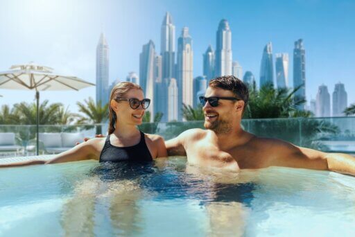 Romantische Unterkünfte für Paare: Im Pool auf einem Hotel