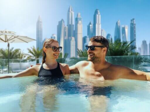 Romantische Unterkünfte für Paare: Im Pool auf einem Hotel