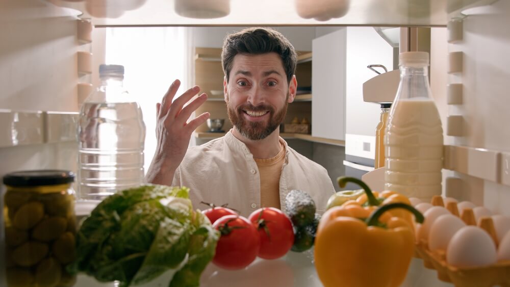 Kühlschrank vs. Liebesleben: Mann am Kühlschrank