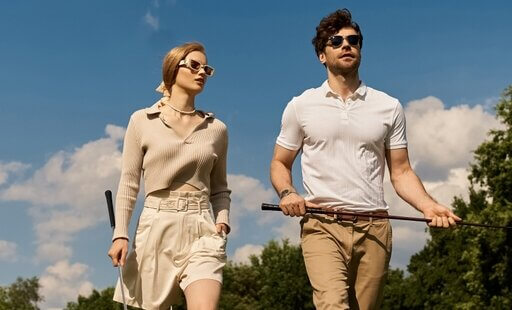 Junges Paar beim Golf