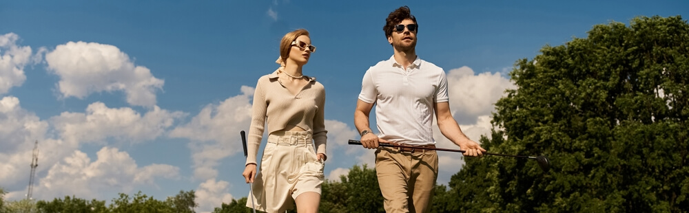 Junges Paar beim Golf