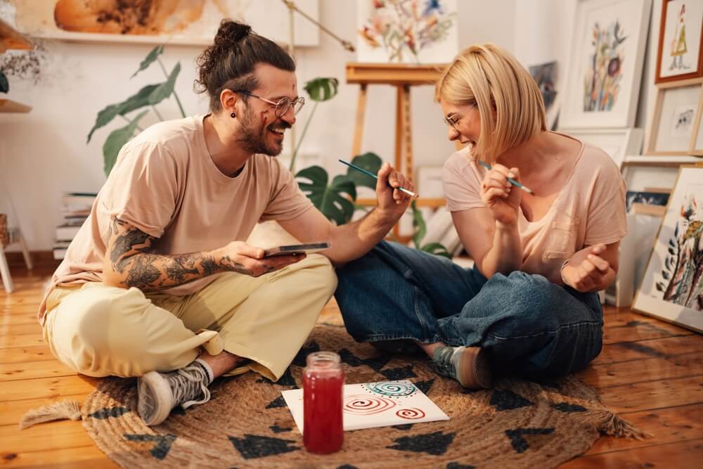 Interessante Date-Ideen: Paar beim Malkurs