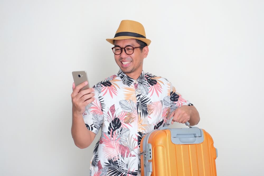Mann im Urlaub am Handy