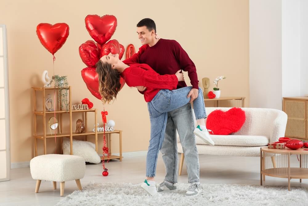 Tanzen im Wohnzimmer: Verliebtes Paar
