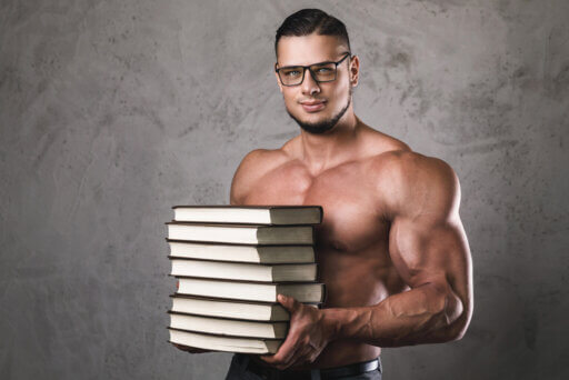 Sexy Nerd mir vielen Büchern