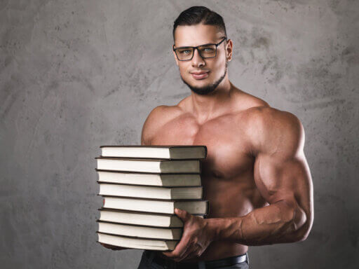 Sexy Nerd mir vielen Büchern