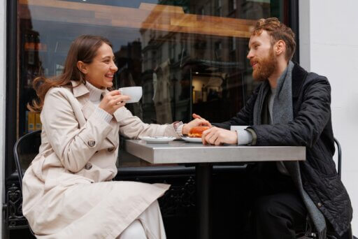 Digitale Nomaden flirten im Cafe