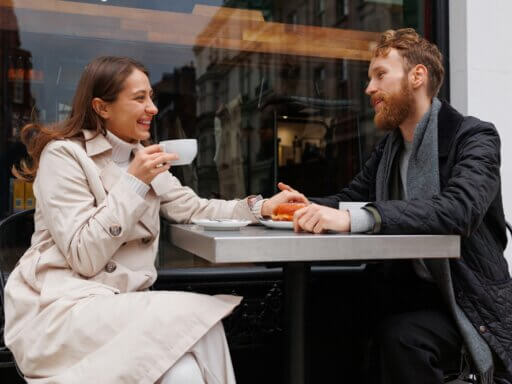 Digitale Nomaden flirten im Cafe