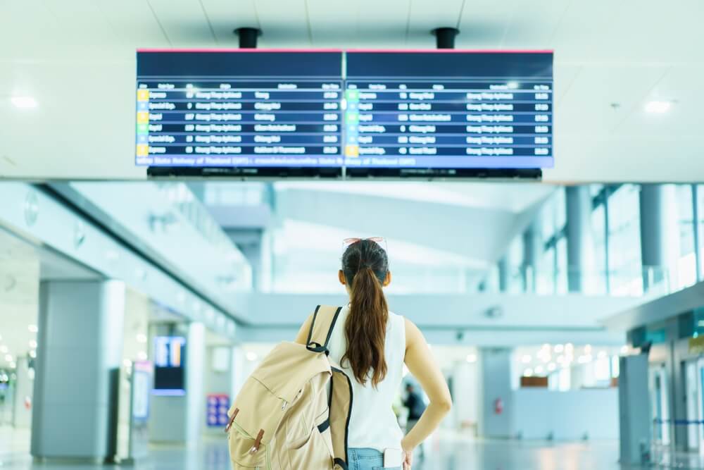 Frau mit Rucksack am Flughafen