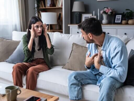 Mann und Frau am Streiten