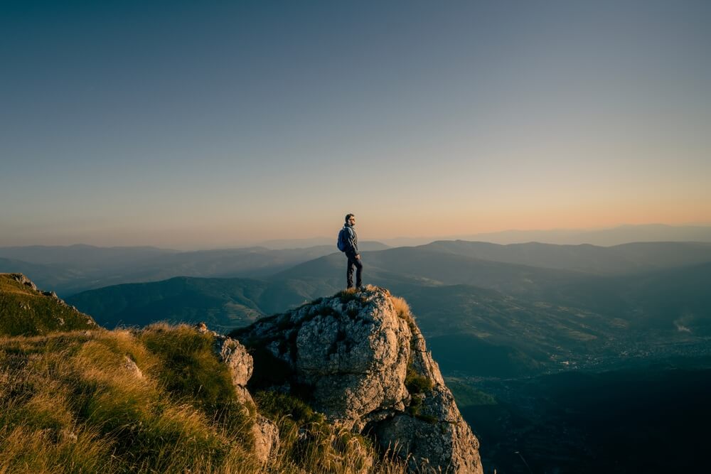 Abenteuer: Mann auf einer Klippe