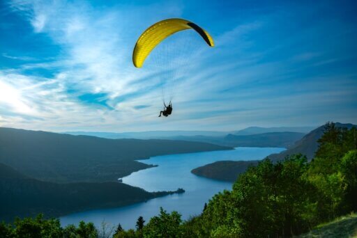 Mann beim Paragliding