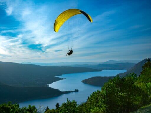 Mann beim Paragliding