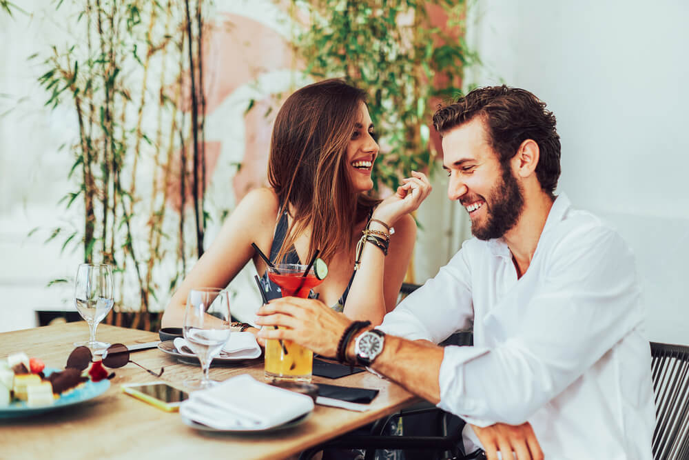Paar flirtet im Restaurant