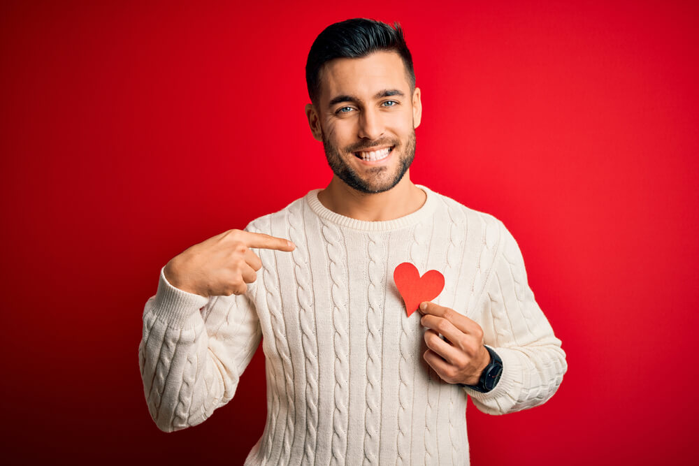 Junger Mann voller Selbstliebe