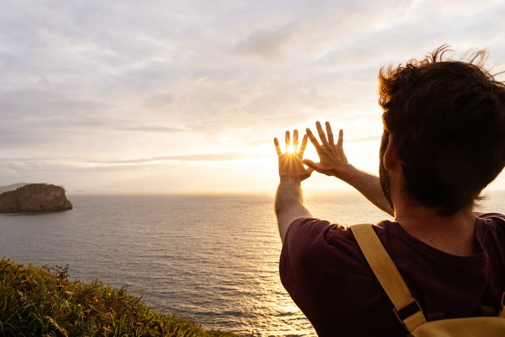 Mann genießt Sonnenuntergang in Spanien