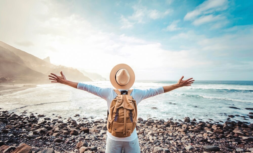 Mann beim Backpacking am Strang