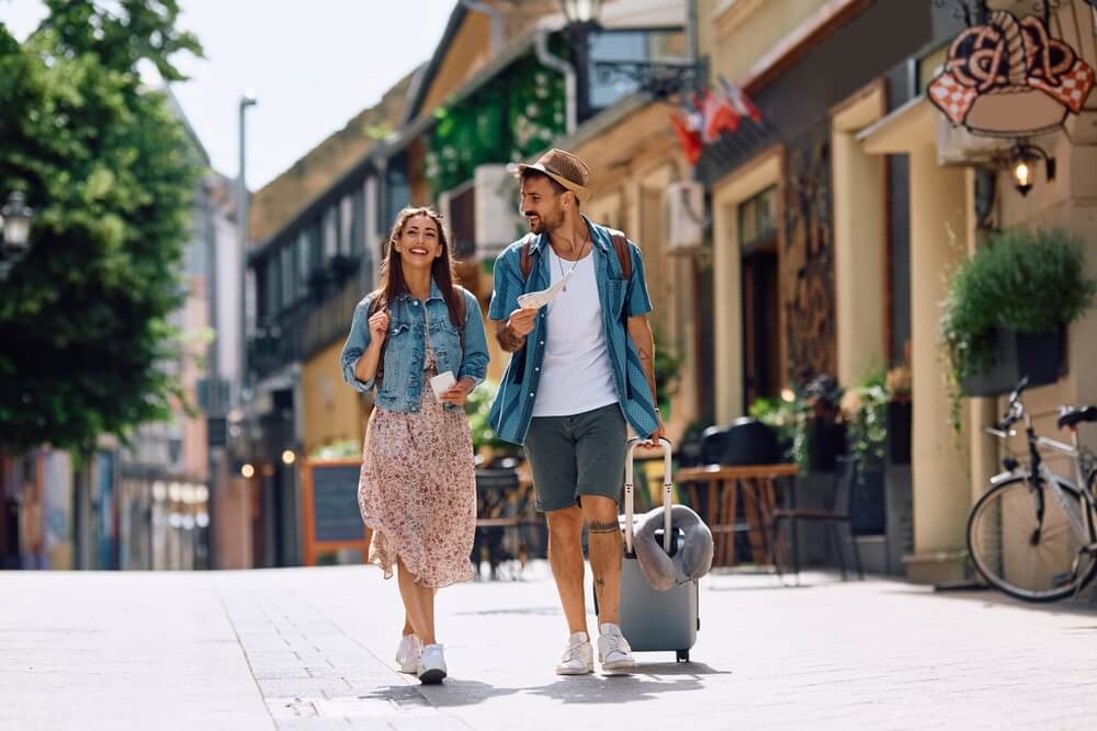 Mann und Frau spazieren im Urlaub