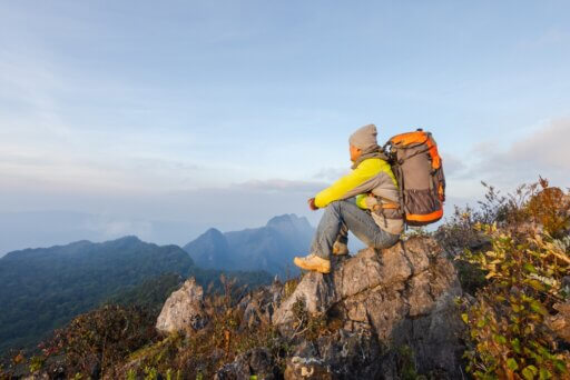 Mann beim Backpacking in den Bergen