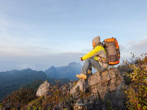 Mann beim Backpacking in den Bergen