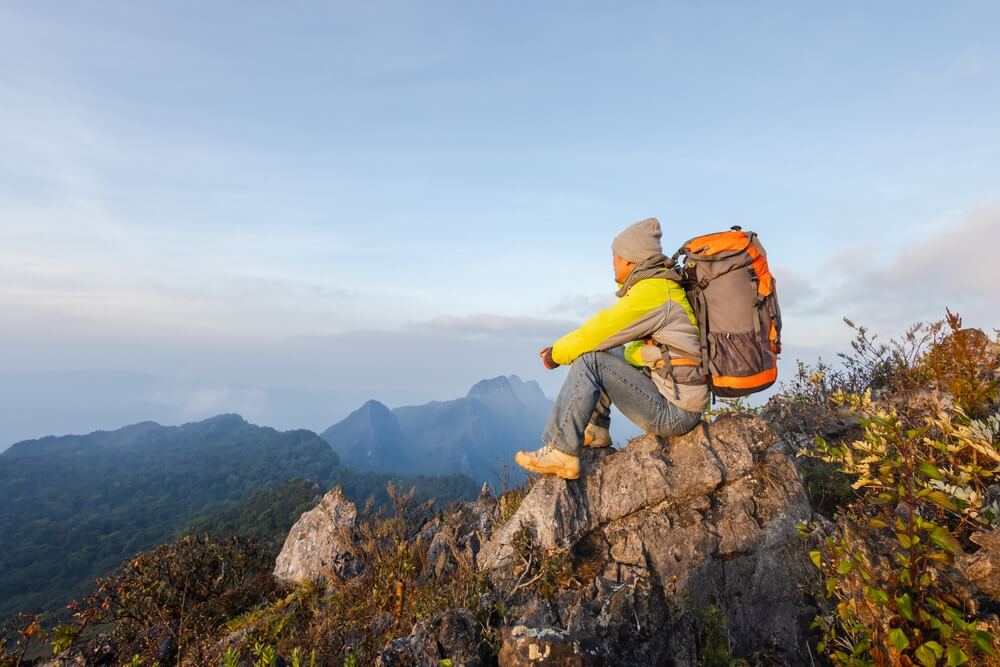 Mann beim Backpacking in den Bergen