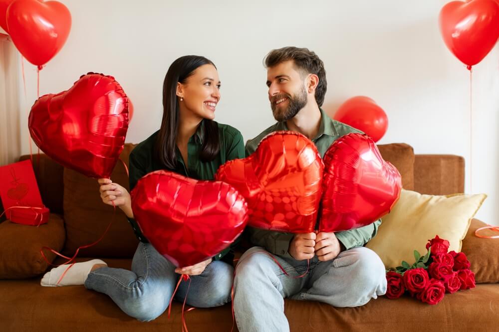 Verliebtes Paar mit Ballons