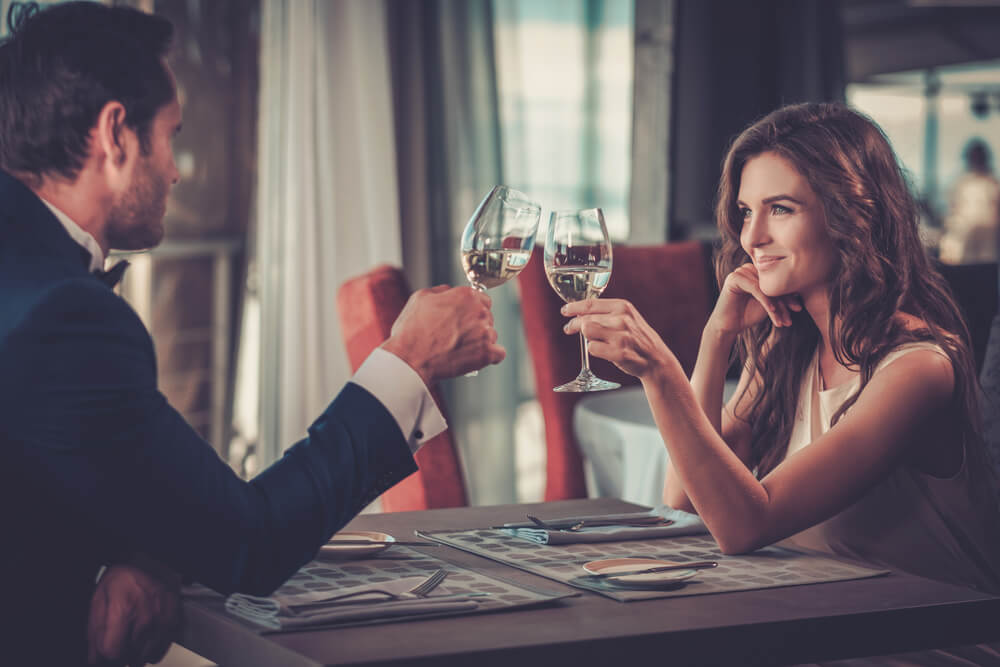 Paar trinkt Wein im Restaurant