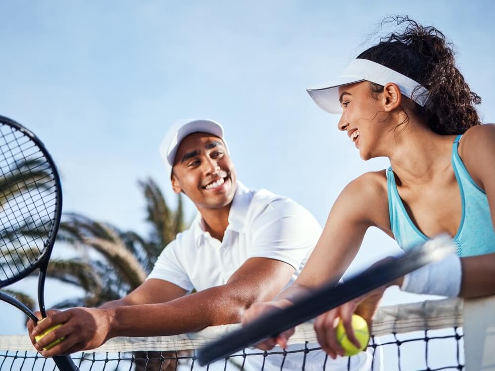 Paar am Flirten beim Tennis