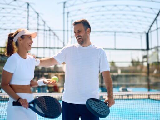 Paar spielt Tennis