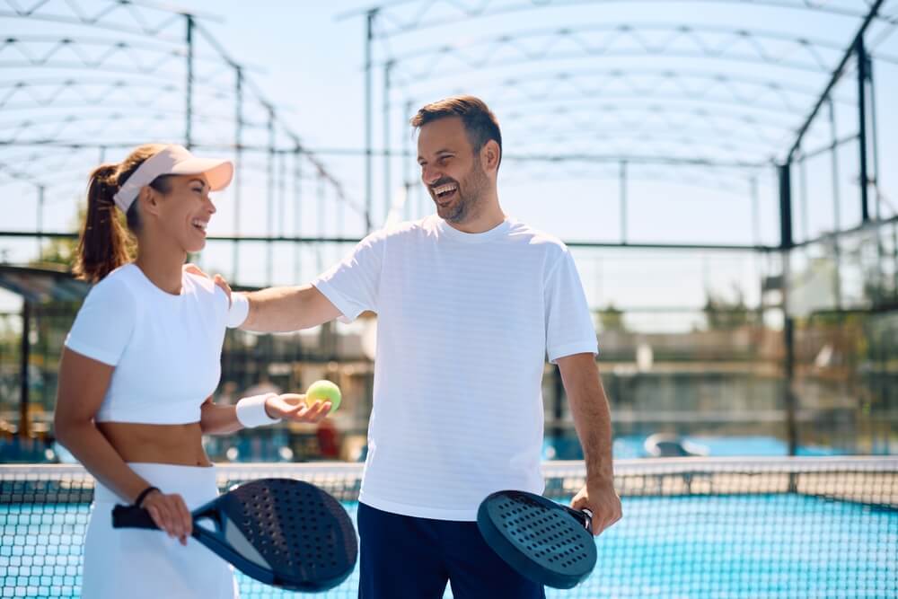 Paar spielt Tennis