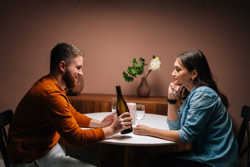 Frau und Mann beim Dating