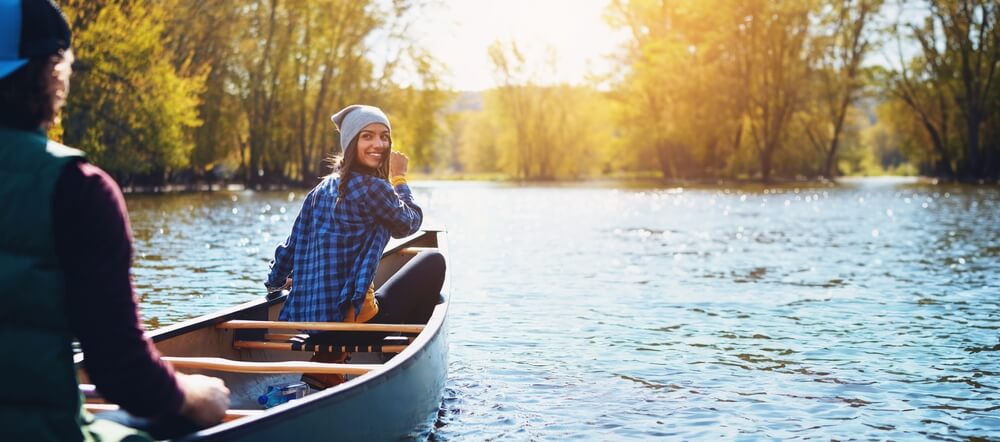 Paar macht einen Kanu-Outdoor-Trip