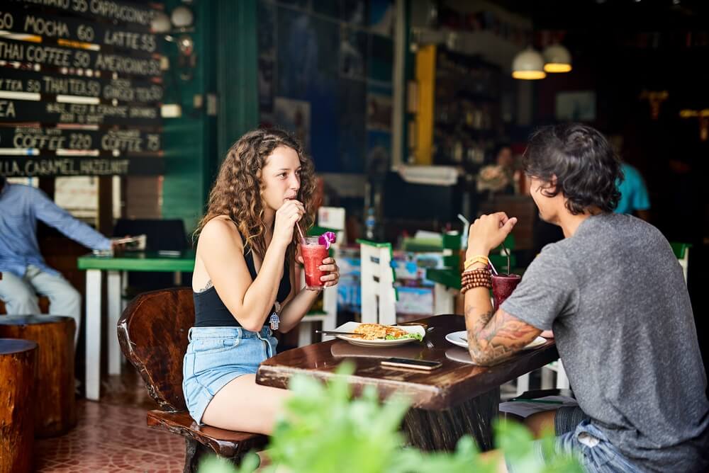 Paar trifft sich im Berliner Café