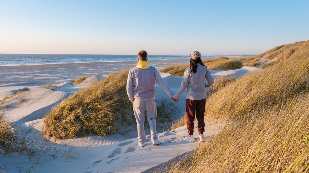 Paar in Dänemark an der Nordsee