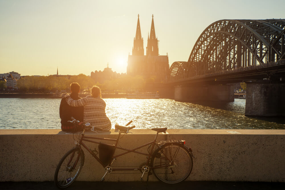 Paar genießt Sonnenuntergang an der Spree